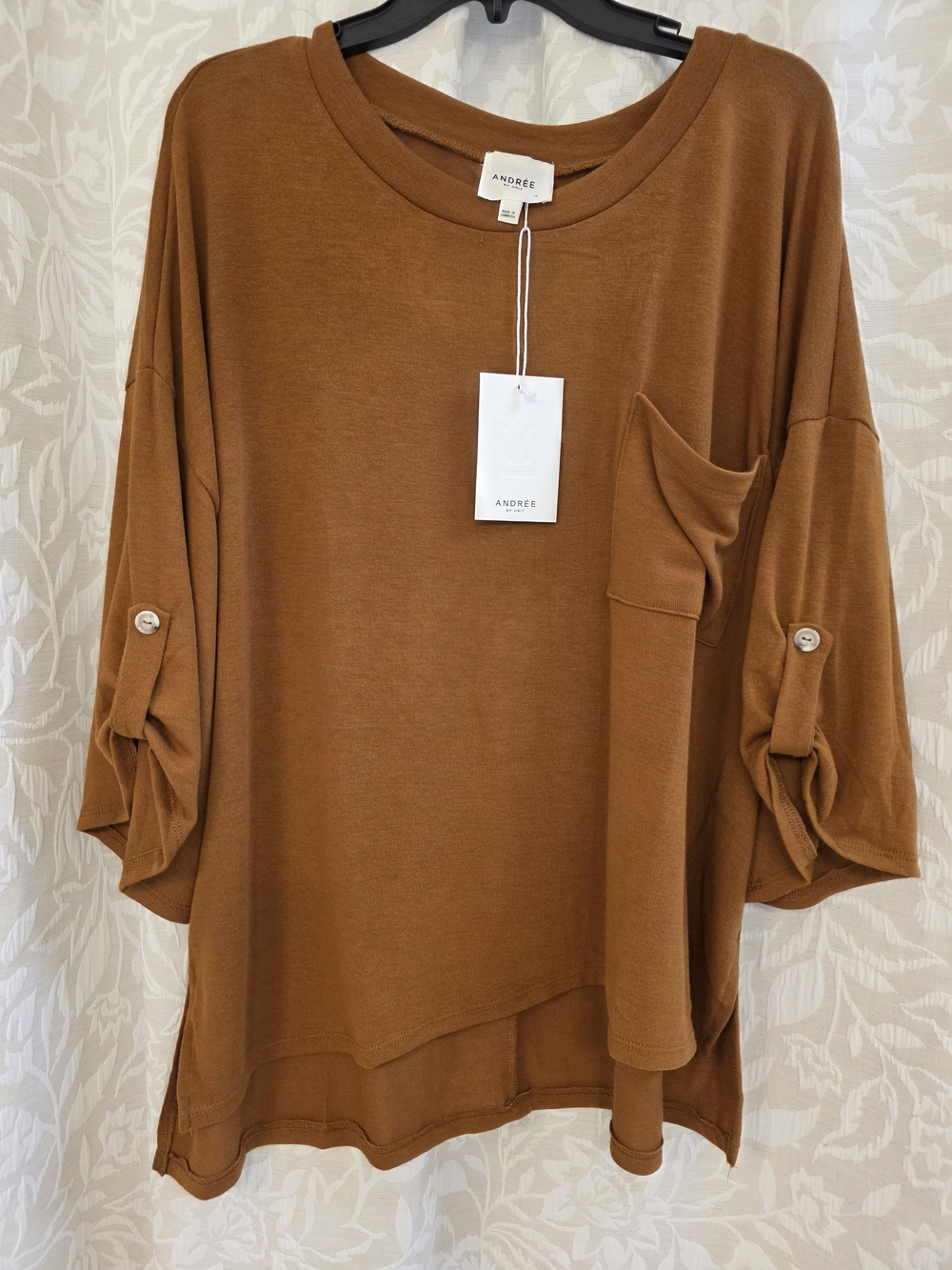 Andree NWT, Oversized Women's Rust Brown Pocket Roll-Tab Pullover Top Size 1X